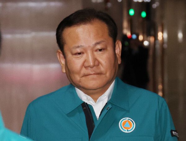 윤석열 대통령이 비상계엄을 선포한 4일 서울 종로구 정부서울청사에서 이상민 행정안전부 장관이 간부 긴급회의에 참석하고 있다. [사진=연합뉴스]