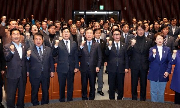 더불어민주당 이재명 대표를 비롯한 의원들이 9일 국회에서 열린 비상의원총회에서 태극기 배지 착용 퍼포먼스를 한 뒤 구호를 외치고 있다. [사진= 연합뉴스]