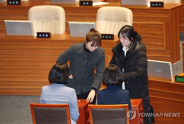 국민의힘 김예지 의원이 7일 오후 국회 본회의장에서 윤석열 대통령 탄핵소추안 투표를 하고 있다. 2024.12.7 [사진=연합뉴스]