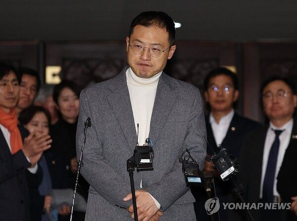 국민의힘 김상욱 의원이 7일 오후 국회 본회의에서 윤석열 대통령의 탄핵소추안에 대해 투표한 뒤 로텐더홀에서 울먹이며 입장을 밝히고 있다. 2024.12.7 [사진=연합뉴스]