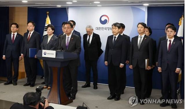 지난 8일&nbsp;정부서울청사에서 열린 경제 관계부처 합동 브리핑에서 최상목 경제부총리가 '내년도(2025년도) 예산 신속한 집행을 해달라'고 촉구하고 있다. [사진=연합뉴스]