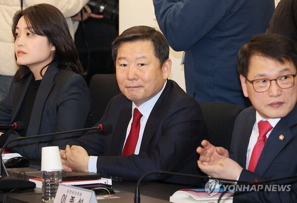 국민의힘 이철규 인재영입위원장(가운데)이 1월30일 서울 여의도 당사에서 열린 공천관리위원회 3차회의에 참석하고 있다. [사진=연합뉴스]