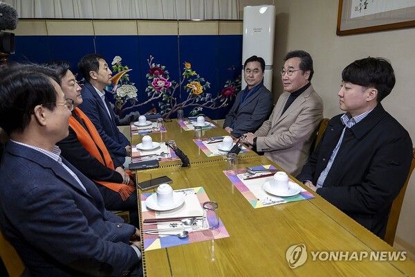 개혁신당 이낙연 공동대표가 11일 오후 서울 종로구의 한 식당에서 열린 1차 개혁신당 임시 지도부 회의에서 발언하고 있다. [사진=연합뉴스]