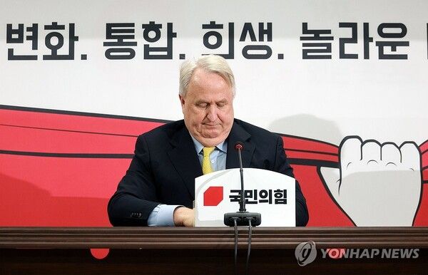인요한 혁신위원장이 지난해 12월7일 서울 여의도 국민의힘 당사에서 열린 제12차 전체회의에서 생각에 잠겨있다. 국민의힘에서는 인 위원장에게 '험지 출마, 서대문갑 출마'를 요구하고 있다. [사진=연합뉴스]