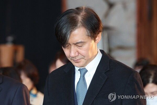 조국 전 법무부 장관이 15일 오전 서울 동작구의 한 카페에서 열린 '(가칭)조국 신당' 창당준비위원회 출범식에서 묵념하고 있다. 조 전 장관은 이날 신당의 인재영입위원장으로 선임됐다. [사진=연합뉴스]