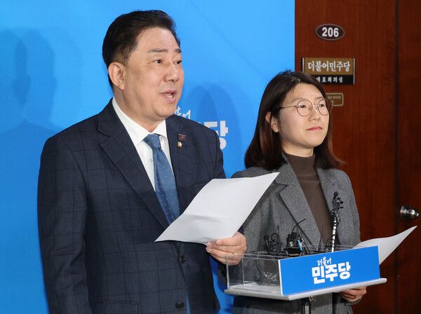 더불어민주당&nbsp;김병기 의원과 박희정 중앙당공직선거후보자추천관리위원회 대변인이 15일 국회에서 3차 공관위 심사결과를 발표하고 있다. [사진=연합뉴스]