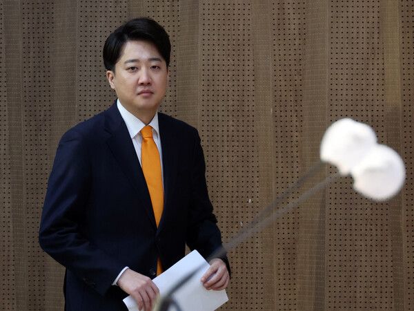 개혁신당&nbsp;이준석&nbsp;공동대표가 19일 정책 발표 기자회견을 위해 국회 소통관에 입장하고 있다. [사진=연합뉴스]