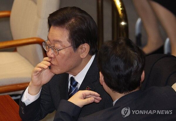 더불어민주당 이재명 대표와 홍익표 원내대표가 21일 국회에서 열린 본회의에서 대화를 하고 있다. [사진=연합뉴스]