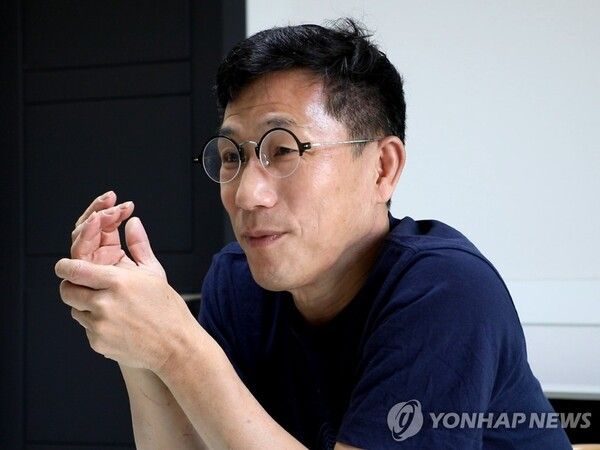 연합뉴스와 인터뷰중인 진중권 광운대 특임교수 [사진=연합뉴스]