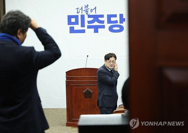 더불어민주당 홍익표 원내대표가 21일 국회에서 열리는 의원총회에서 동료 의원들과 대화하고 있다. [사진=연합뉴스]