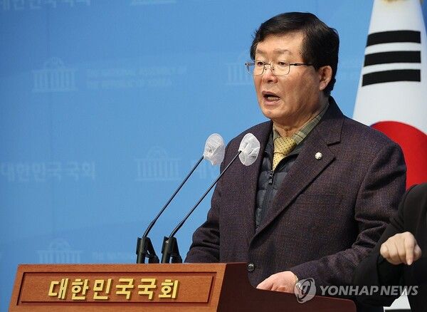 더불어민주당 설훈 의원이 28일 국회 소통관에서 탈당 기자회견을 하고 있다. 2024.2.28 [사진=연합뉴스]