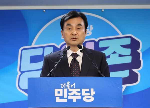 더불어민주당&nbsp;안규백&nbsp;전략공천관리위원장이 29일 서울 여의도 중앙당사에서 전략공관위 회의 결과를 발표하고 있다. [사진=연합뉴스]