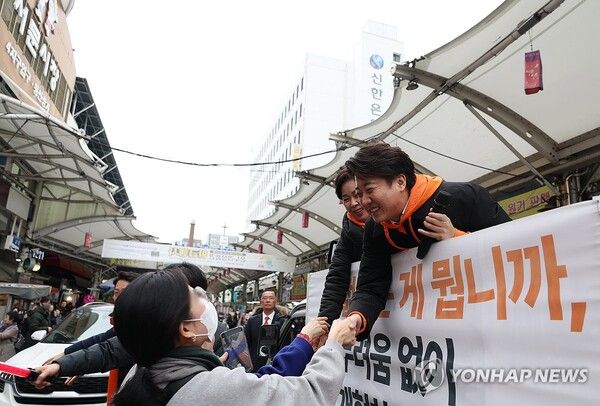 3일 오후 대구 서문시장에서 개혁신당 이준석 대표와 양향자 원내대표 등 당 지도부가 시민들과 만나 정책을 홍보하고 있다. [사진=연합뉴스]