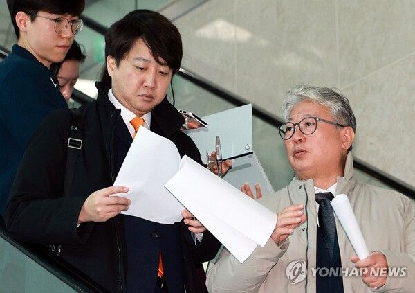 개혁신당 이준석 대표가 6일 오전 국회 소통관에서 무소속 조응천 의원과 함께 밖으로 나서며 대화하고 있다.[사진=연합뉴스]