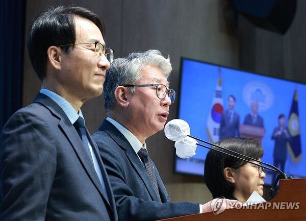 조응천, 이원욱 무소속 의원이 6일 오전 국회 소통관에서 '5대 핵심가치 발표' 및 '제3지대 통합을 위한 공천방안 제안' 기자회견을 하고 있다. [사진=연합뉴스]