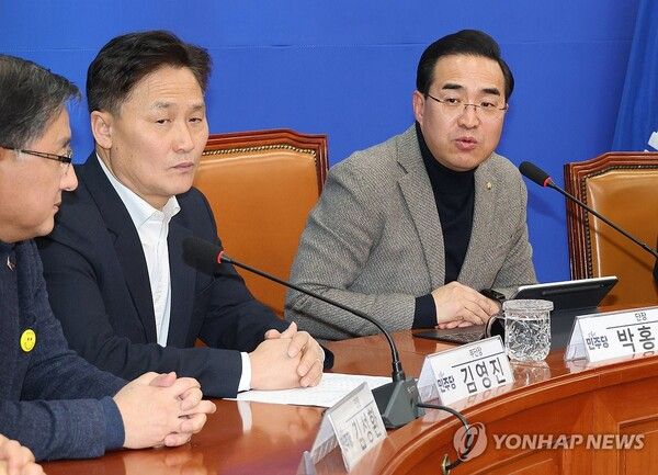 더불어민주당 박홍근 민주개혁진보 선거연합 추진단장이 8일 국회에서 기자간담회를 하고 있다. [사진=연합뉴스]