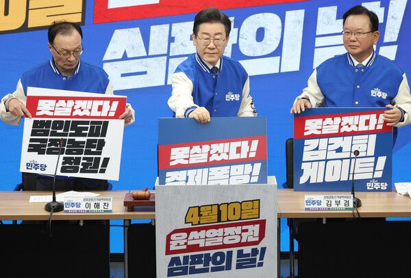 12일 더불어민주당 여의도 당사에서 열린 선거대책위원회 출범식에서 상임선대위원장을 맡은 이재명 대표(가운데)와&nbsp;이해찬&nbsp;전 대표(왼쪽), 김부겸 전 국무총리가 함께 투표 퍼포먼스를 하고 있다. [사진=연합뉴스]