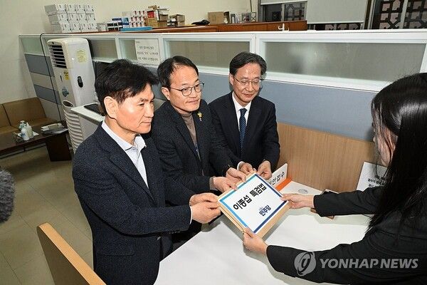 더불어민주당 박주민 원내수석부대표(가운데)와 이용선 외통위 간사(왼쪽), 유동수 의원이 12일 오전 이종섭 특검법을 국회 의안과에 제출하고 있다. 2024.3.12 [사진=연합뉴스]