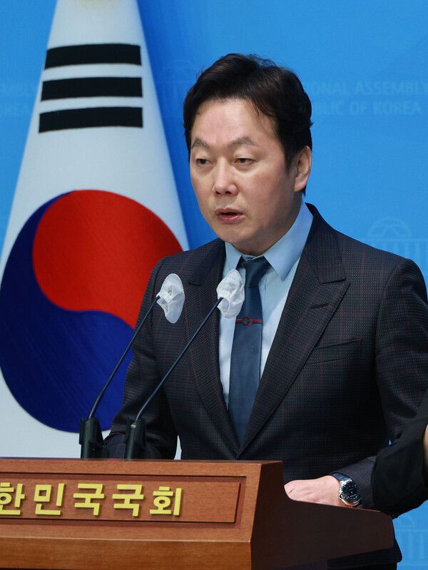 더불어민주당&nbsp;정봉주&nbsp;전 의원이 18일 오전 국회 소통관에서 입장 발표 기자회견을 하고 있다. [사진=연합뉴스]