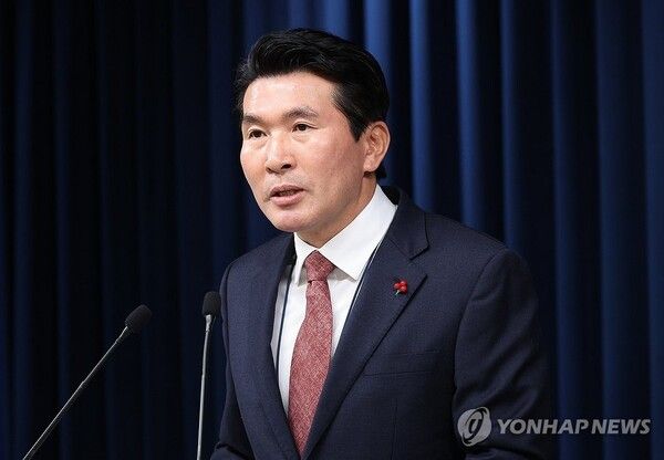 대통령실은 윤석열 대통령이 황상무 시민사회수석비서관의 사의를 수용했다고 20일 밝혔다. 황상무 대통령실 시민사회수석이 지난해 12월 20일 서울 용산 대통령실 청사에서 국민제안 정책화 과제 관련 브리핑을 하고 있다. 2024.3.20 [사진=연합뉴스]