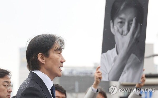 조국혁신당 조국 대표와 비례대표 후보자 등이 19일 용산 대통령실 앞에서 관권선거 중단 등을 요구하며 정권 비판 기자회견을 하고 있다. 2024.3.19 [사진=연합뉴스]