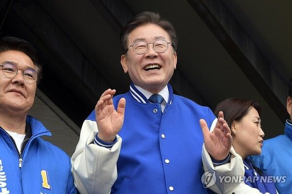 더불어민주당 이재명 대표가 22일 오후 충남 당진시 당진시장을 방문해 지지를 호소하고 있다. 2024.3.22 [사진=연합뉴스]