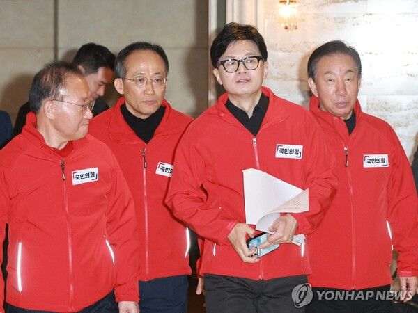 국민의힘 한동훈 비상대책위원장 겸 총괄 선거대책위원장이 25일 서울 성동구 한양대학교 동문회관에서 열린 서울 현장 중앙선거대책위원회의에 참석하고 있다. 2024.3.25 [사진=연합뉴스]