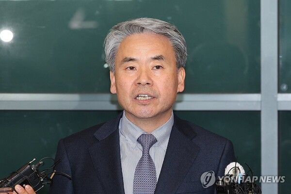 해병대 채모 상병 순직 사건 외압 의혹으로 수사받는 이종섭 주호주 대사가 21일 인천 영종도 인천국제공항 제1터미널을 통해 귀국해 취재진 질문에 답하고 있다. 2024.3.21 [사진=연합뉴스]