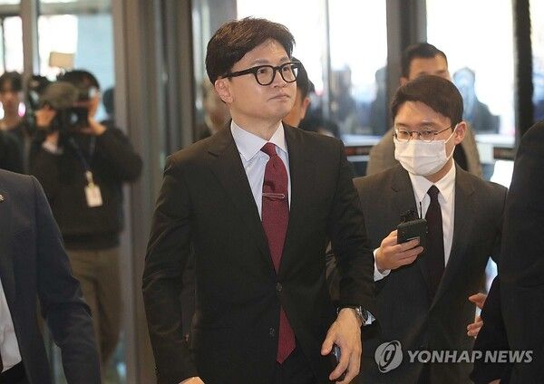 국민의힘 한동훈 비상대책위원장이 24일 서울 서대문구 신촌세브란스병원에서 열린 전국의대교수협의회 회장단 간담회에 참석하고 있다. 2024.3.24 [사진=연합뉴스]