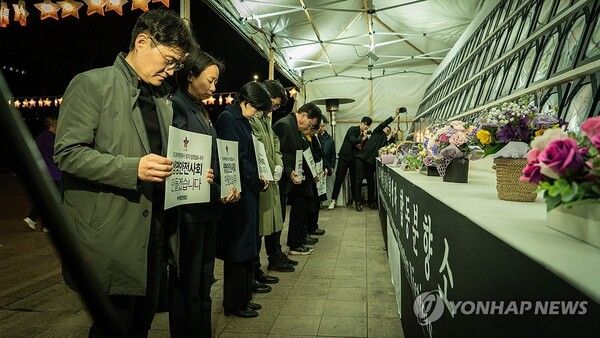 녹색정의당은 이태원 참사 현장이었던 해밀턴호텔 골목을 찾고, 서울시청 앞 이태원참사 합동분향소에 헌화했다 [사진=연합뉴스]
