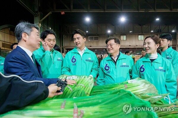 가락시장서 선거운동 시작하는 오영환 위원장 [사진=연합뉴스]