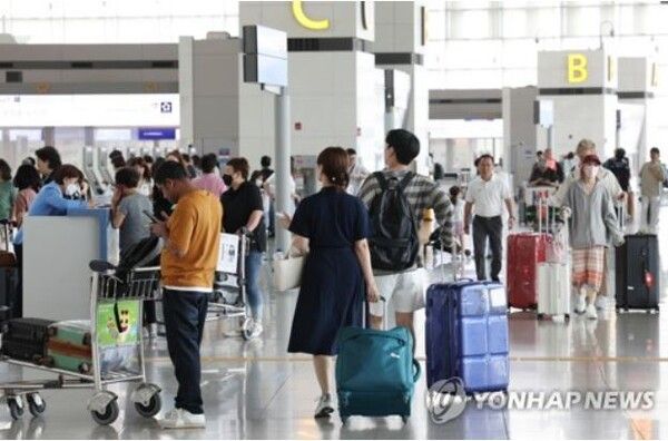 코로나19로 닫혔던 하늘 길이 활짝 열리면서 작년 해외여행이 급증하자 해외 카드 사용액이 사상 최대를 기록했다. [사진=연합뉴스]