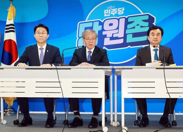 더불어민주당&nbsp;임혁백&nbsp;공관위원장(가운데), 조정식 부위원장(왼쪽)과 안규백 전략공관위원장이 8일 오전 서울 여의도 더불어민주당 당사에서 열린 공관위원회 활동 브리핑에서 발언하고 있다. [사진=연합뉴스]