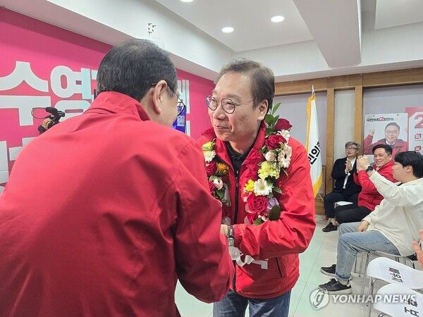 (부산=연합뉴스) 손형주 기자 = 11일 제22대 국회의원 선거 부산 수영구서 당선된 국민의힘 정연욱 후보가 자신의 선거사무소에서 기뻐하고 있다. 2024.4.11 [정연욱 후보 선거사무소 제공. 재판매 및 DB 금지] handbrother@yna.co.kr