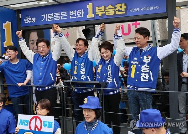 (서울=연합뉴스) 이정훈 기자 = 더불어민주당 이재명 대표가 6일 경기 용인시 수지구 풍덕천사거리에서 손명수, 이언주, 부승찬 등 이 지역 후보들 지원 유세를 하고 있다. 2024.4.6 uwg806@yna.co.kr