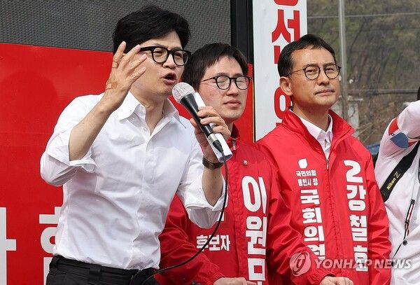 (용인=연합뉴스) 한상균 기자 = 국민의힘 한동훈 비상대책위원장이 8일 용인시 처인구 금학로에서 이원모, 이상철, 강철호 후보와 집중유세를 하고 있다. 2024.4.8 xyz@yna.co.kr