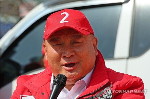 (대전=연합뉴스) 한종찬 기자 = 국민의힘 이상민 후보가 7일 대전 노은역광장에서 지지를 호소하고 있다. 2024.4.7 saba@yna.co.kr