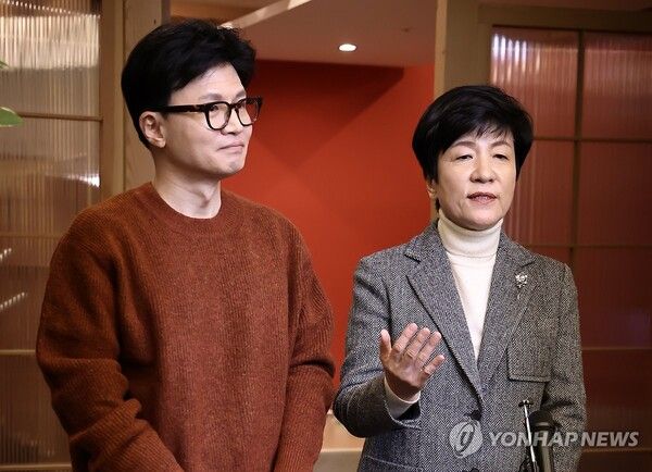 (서울=연합뉴스) 윤동진 기자 = 국민의힘 한동훈 비상대책위원장과 회동을 마친 더불어민주당을 탈당한 국회부의장 김영주 의원이 지난 1일 오후 서울 종로구 모처에서 취재진과 인터뷰를 하고 있다. 2024.3.1 mon@yna.co.kr