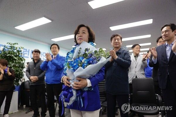 (서울=연합뉴스) 제22대 국회의원선거 하남갑에 출마한 더불어민주당 추미애 후보가 11일 오전 경기도 하남시 대청로에 마련한 본인의 선거사무소에서 당선이 확실해진 뒤 꽃다발을 들고 있다. 2024.4.11 [추미애 당선인 캠프 제공. 재판매 및 DB 금지] photo@yna.co.kr