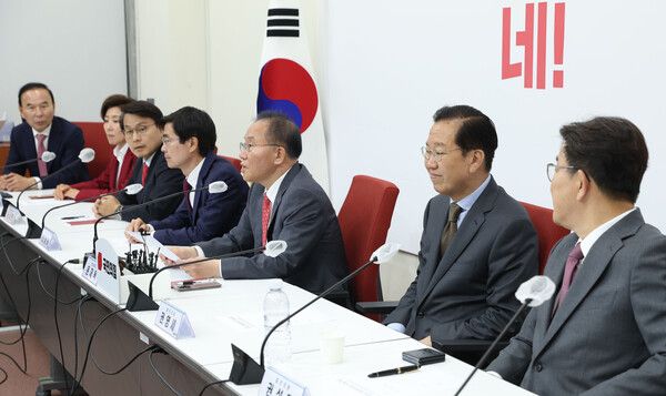 국민의힘&nbsp;윤재옥 원내대표 겸 당대표 권한대행이 15일 국회에서 4선 이상 중진 당선인들과 간담회를 하고 있다. [사진=연합뉴스]