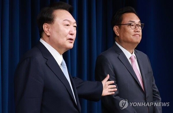 윤석열 대통령이 22일 서울 용산 대통령실 청사에서 열린 인사브리핑에서 신임 대통령 비서실장으로 임명된 국민의힘&nbsp;정진석&nbsp;의원을 소개하고 있다. [사진=연합뉴스]