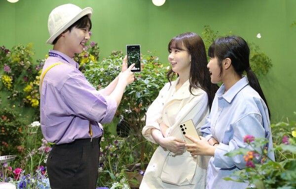 에버랜드의 라이브 나비 체험관에서 팬 큐레이터가 방문객들과 ‘갤럭시 S24’의 ‘서클 투 서치’ 기능으로 나비를 검색하고 있다.[사진=삼성전자]