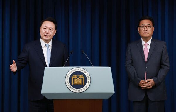 윤석열 대통령이 22일 서울 용산 대통령실 청사에서 열린 인사브리핑에서 신임 대통령 비서실장으로 임명된 국민의힘&nbsp;정진석&nbsp;의원을 소개한 뒤 더불어민주당 이재명 대표와의 영수회담 등 현안 관련 취재진의 질문에 답하고 있다. [사진=연합뉴스]