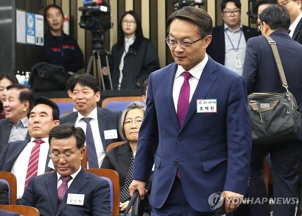 (서울=연합뉴스) 신준희 기자 = 국민의힘 조해진 의원이 19일 국회에서 열린 원외조직위원장 간담회에 입장하고 있다. 이날 간담회에는 4·10 총선 수도권 낙선자들을 비롯한 원외 조직위원장들이 참석했다. 2024.4.19 hama@yna.co.kr