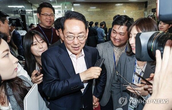 국민의힘 김도읍 의원이 16일 국회에서 열린 국민의힘과 국민의미래 당선자 총회를 마친 뒤 취재진 질문에 답하고 있다.[사진=연합/공동취재]&nbsp;