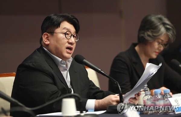 (서울=연합뉴스) 김인철 기자 = 방시혁 하이브 의장이 15일 오전 서울 중구 프레스센터에서 관훈클럽 주최로 열린 관훈포럼에서 기조연설을 하고 있다. 2023.3.15 yatoya@yna.co.kr