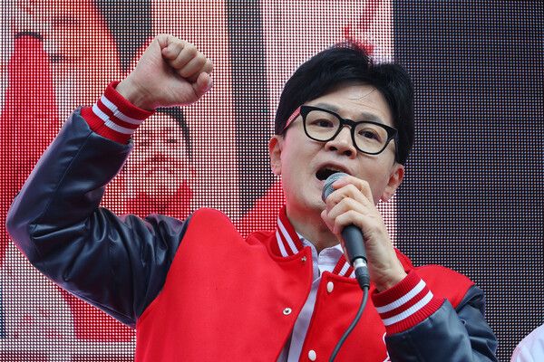 국민의힘&nbsp;한동훈&nbsp;비상대책위원장 겸 총괄 선거대책위원장이 9일 서울 도봉구 창동역 앞에서 김재섭, 김선동 후보의 지지를 호소하고 있다. [사진=연합뉴스]