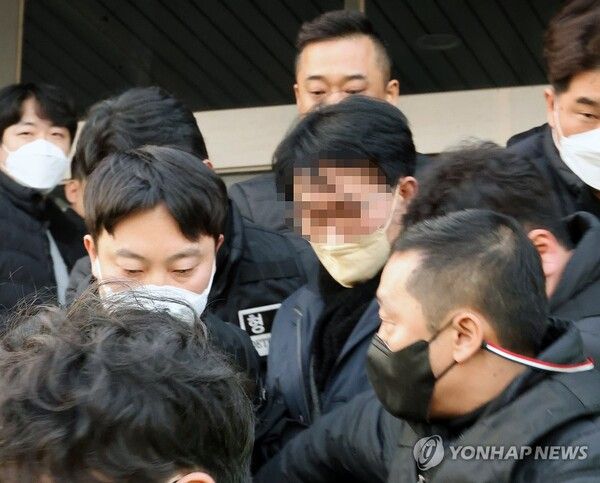 (부산=연합뉴스) 박성제 기자 = 이재명 더불어민주당 대표를 공격한 60대 김모씨가 2일 오후 부산 강서경찰서에서 나오고 있다. 김씨는 이날 오전 가덕도 신공항 부지를 둘러본 뒤 기자들과 문답을 진행 중이던 이 대표를 흉기로 습격했다. 2024.1.2 psj19@yna.co.kr