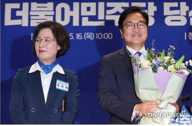 더불어민주당 국회의장 후보로 추미애 당선인을 꺾고 선출된 우원식 의원이 16일 오전 국회 의원회관에서 열린 제22대 전반기 국회의장단 후보 선출을 위한 당선자 총회에서 꽃다발을 받고서 환하게 웃고 있다. [서잔=연합뉴스]