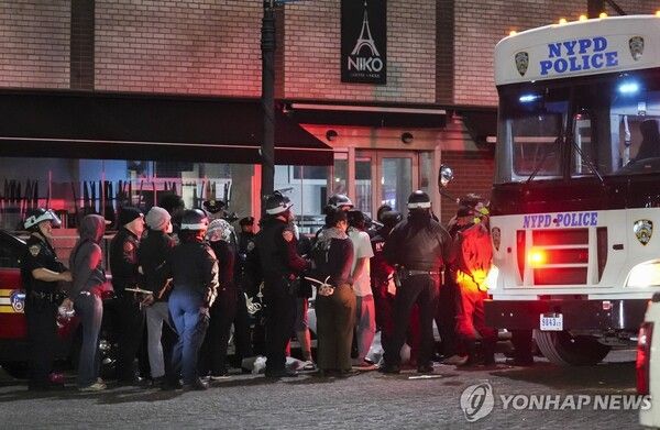 미국 컬럼비아대학에서 시작된 반(反) 이스라엘 시위가 미국 전역으로 확산되는 가운데 체포된 인원이 1천명을 넘어섰다 [사진=EPA=연합뉴스]